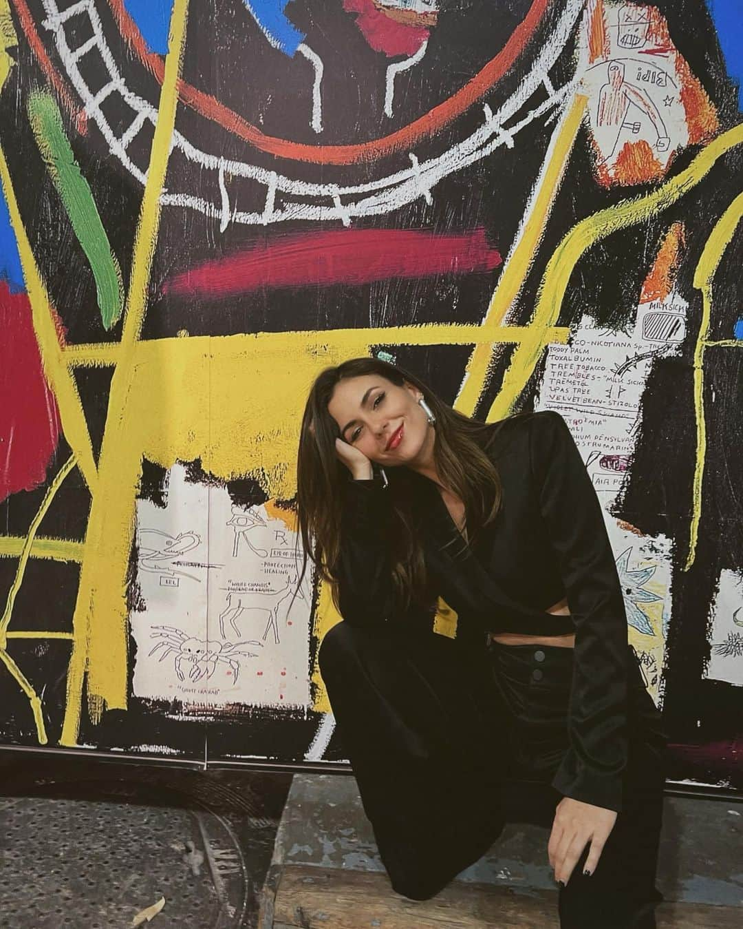 ヴィクトリア・ジャスティスさんのインスタグラム写真 - (ヴィクトリア・ジャスティスInstagram)「@aliceandolivia x BASQUIAT 🎨 Always so much fun stepping into your creative & colorful world @staceybendet . LOVE the new collection 🖤」11月11日 5時05分 - victoriajustice