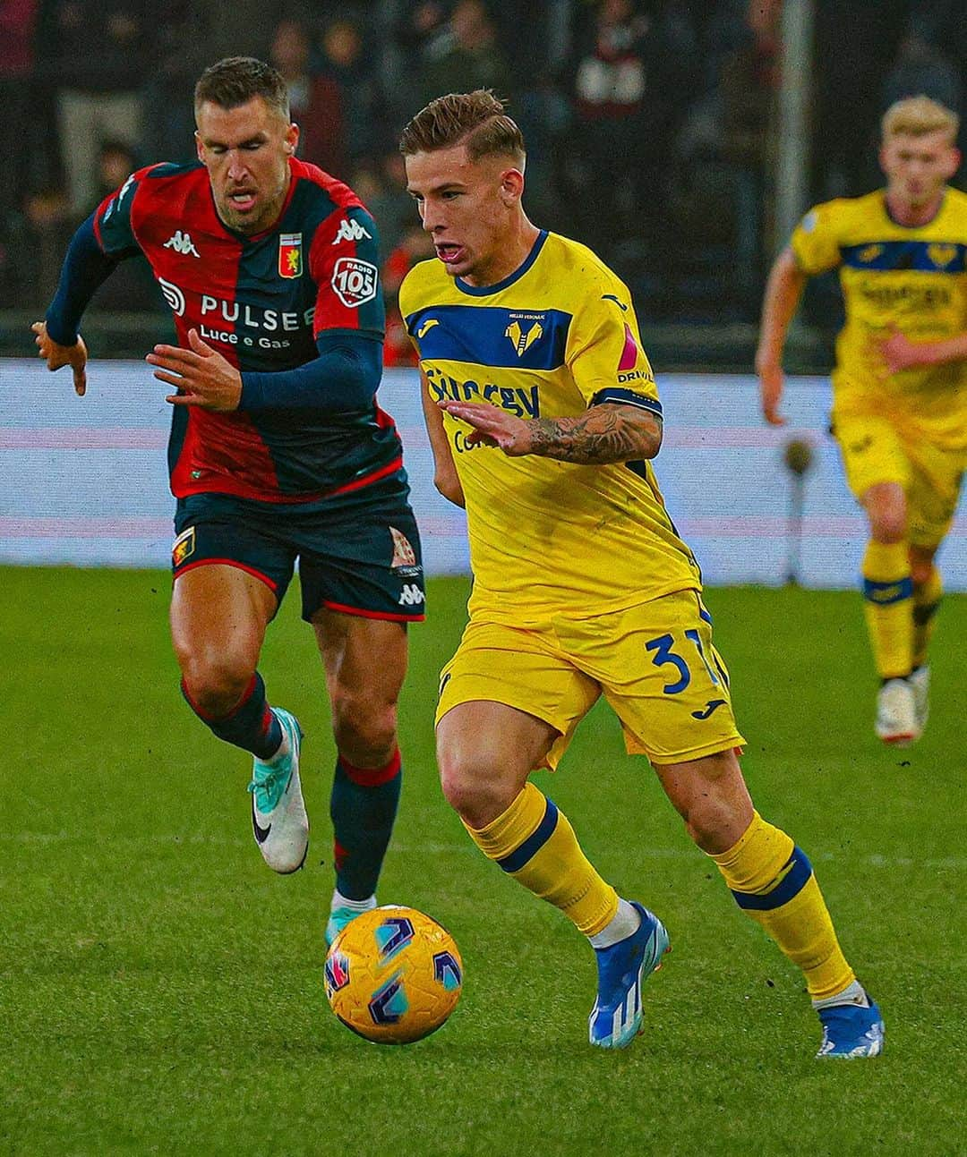 エラス・ヴェローナFCさんのインスタグラム写真 - (エラス・ヴェローナFCInstagram)「IN CAMPO A MARASSI 💪💛💙  #DaiVerona #GenoaVerona #SerieATIM」11月11日 5時07分 - hellasveronafc