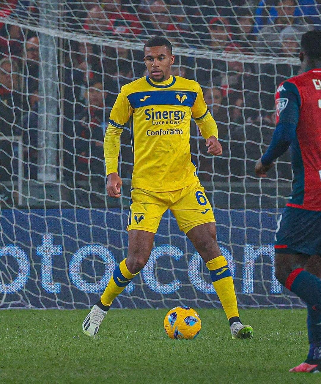 エラス・ヴェローナFCさんのインスタグラム写真 - (エラス・ヴェローナFCInstagram)「IN CAMPO A MARASSI 💪💛💙  #DaiVerona #GenoaVerona #SerieATIM」11月11日 5時07分 - hellasveronafc