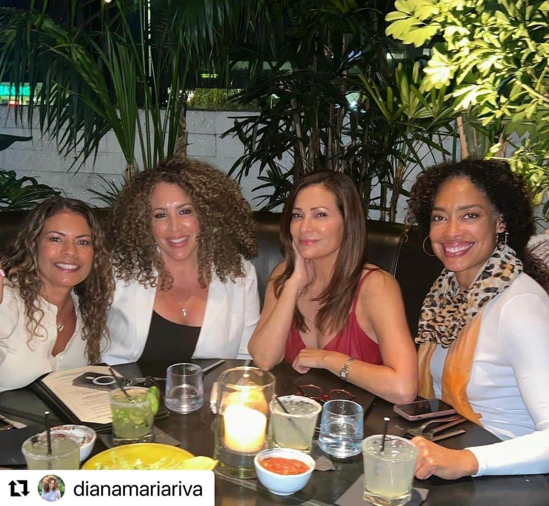 コンスタンス・マリーのインスタグラム：「We did it!  We O.G.s KNOW we are stronger together! ❤️💪🏽❤️🔥 Ps. This is what we look like when not all hot, sweaty & exhausted on those picketlines! #SagAftraStrong @Latinasactingup #Friday #Repost @dianamariariva with @use.repost ・・・ A Cuban, a Mexican, a Dominican, and Puerto Rican walk into a bar…and gloriously celebrate the win.. 💪🏼#latinasactingup #sagaftrastrong  •• #latinas #hermanas  #girlsnight」