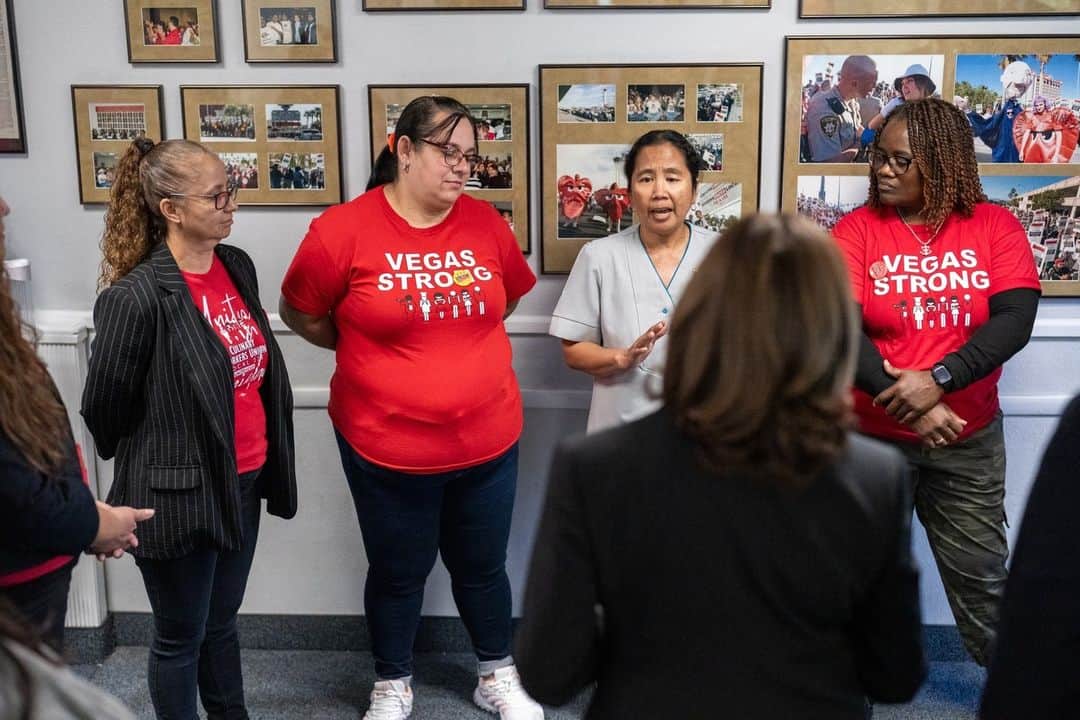 ジョー・バイデンのインスタグラム：「Culinary Local 226 in Las Vegas has long been a champion of working people, especially workers of color. When I visited them in October, I made clear that @POTUS and I stand with them.  This week, 35,000 of its members won a pay raise because of the collective power of their room attendants, cooks, and casino workers. Their fight and their win helps all workers, and I congratulate them on this historic victory.」