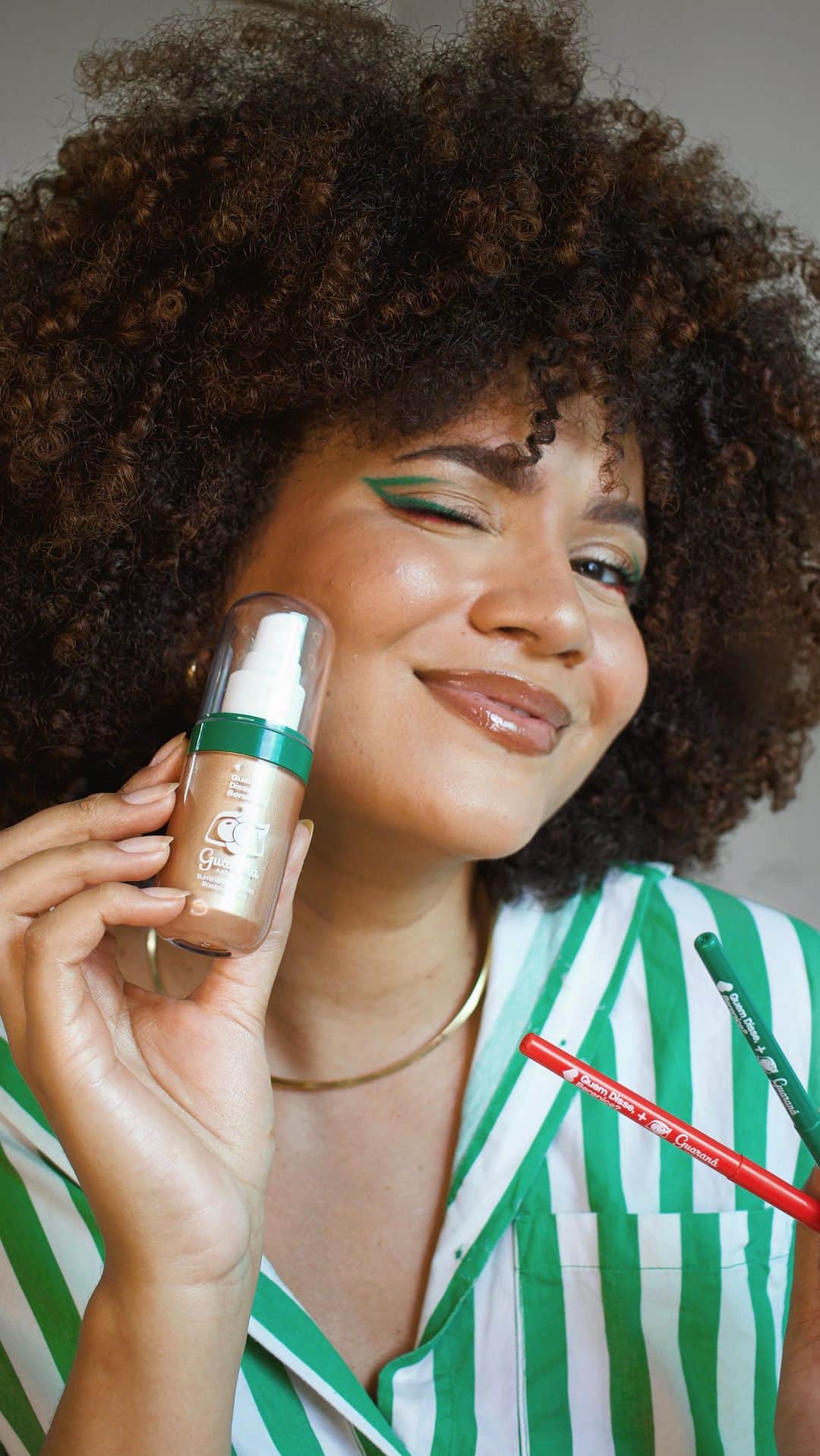 のインスタグラム：「Ai, como é bom ser brasileira ✨ A nossa collab com @guaranantarctica é 100% BRASILIDADE e já tá disponível nas lojas e site! 💚 Todos os produtos têm cheirinho inspirado no Guaraná Antarctica e a @juulialira está totalmente apaixonada pelo gloss e pelo iluminador. Me conta qual foi seu queridinho? *publicidade」