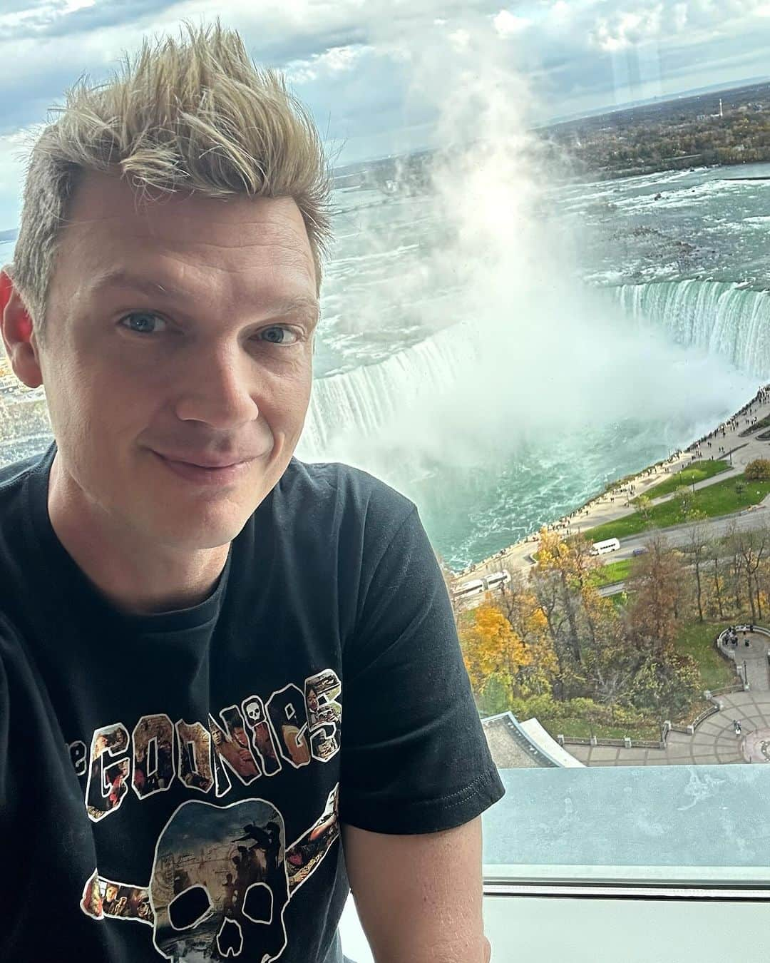 ニック・カーターのインスタグラム：「So close to where I was born just across the border.  This area is beautiful.  Niagara Falls is definitely a wonder. Can’t wait to perform for you all tonight and tomorrow. Love you, our Canadian fans. 🙏🏻 #whoiamtour」