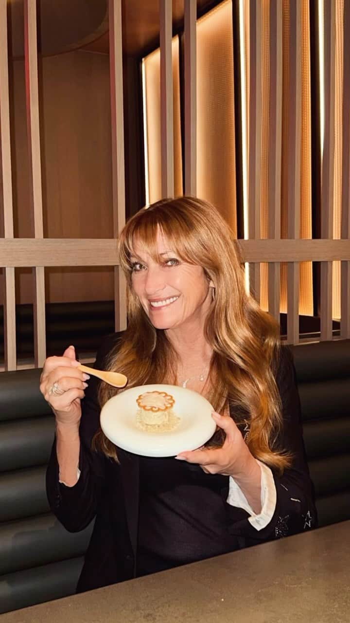 ジェーン・シーモアのインスタグラム：「Incredible!! 🤩 If you’re in NYC you’ve got to check out @antonewyorkcity. It was such a fun experience and the food was delicious! Here’s a fun little peek at what we tried. 😁」