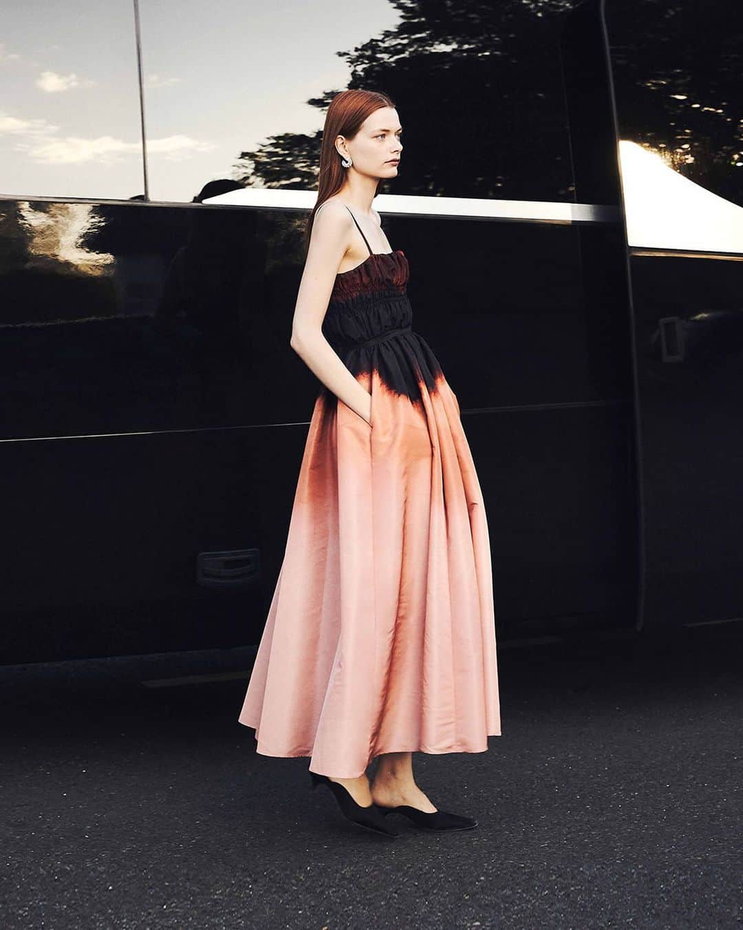 アルチュザラのインスタグラム：「The ‘Andrea’ dress first walked down the SS24 runway where generous trapeze styles were inspired by fifties and sixties couture. Shaped from satin with an inky colourscape finish, it’s designed with voluminous puff sleeves that effortlessly drape off the shoulders then balanced by a slim-fitting ruched bodice.  www.altuzarra.com #AltuzarraSS24  Creative Director: @josephaltuzarra Photographer: @sumustecaplioglu Videographer: @lukaszdziedzic Stylist: @caitlinburkenyc HMU: @noa_yehonatan Model: @louise.robert  Photographer Ass: @lazzarispietro Photographer Ass: Alessandro Tranchini Stylist Ass: @barnetalicia」