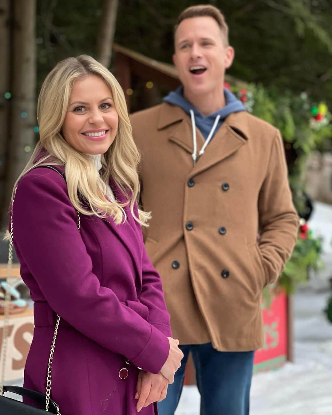 キャンディス・キャメロン・ブレのインスタグラム：「From my camera roll 🎞️ — behind the scenes of ‘My Christmas Hero’ #greatamericanfamily」