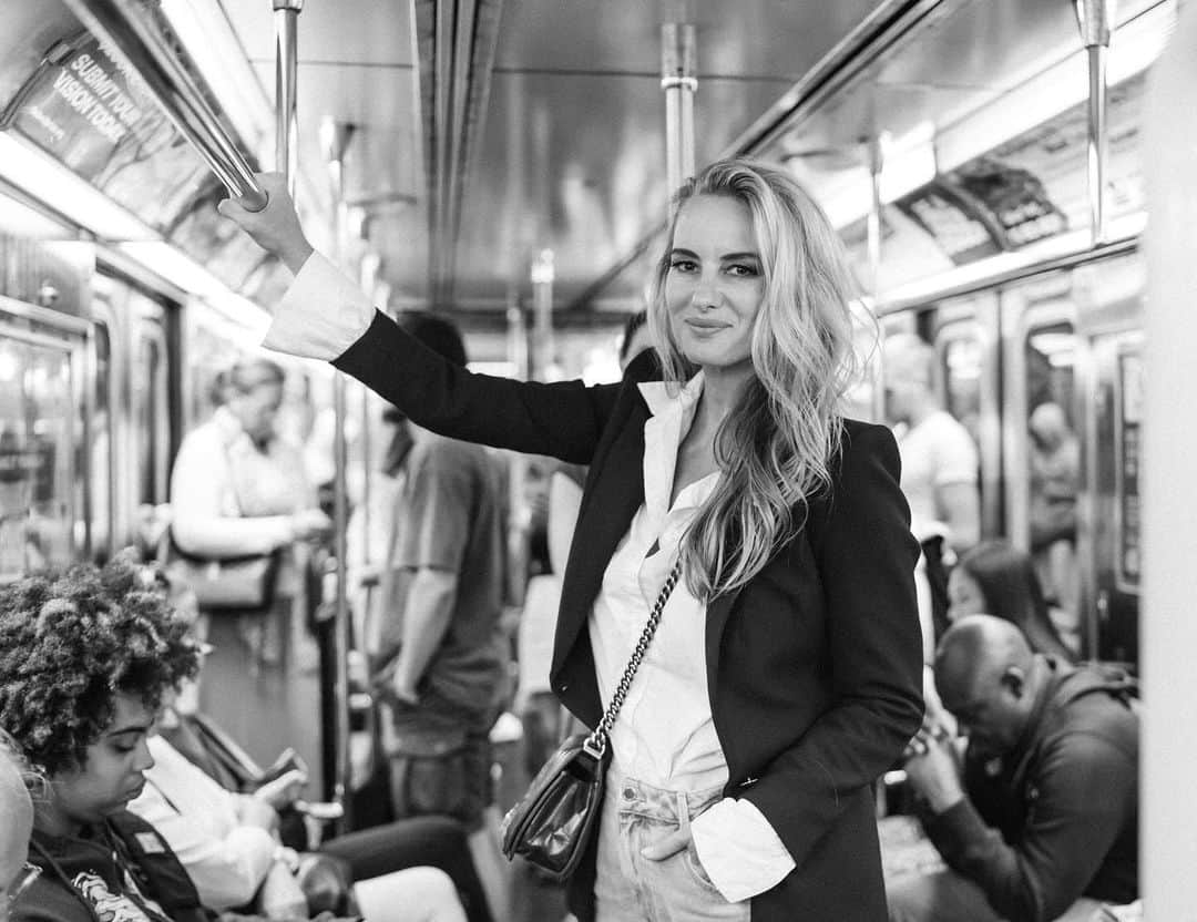 サマンサウィルスさんのインスタグラム写真 - (サマンサウィルスInstagram)「Downtown, 6 Train.   Photographed by @corinneparker」11月11日 5時32分 - samanthawills