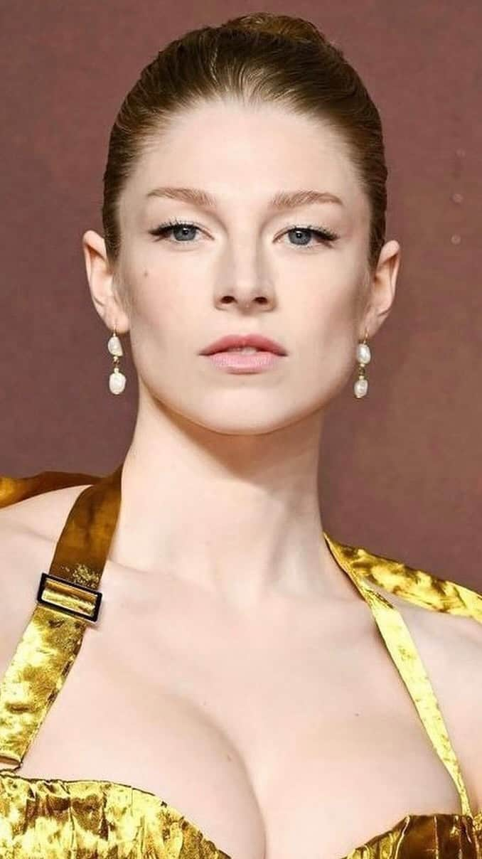 資生堂のインスタグラム：「“For the London premiere, I wanted to create a look that was focused on Hunter’s eyes,” says @charlotte_prevel of the look she created for @hunterschafer at last night’s London Premiere of @thehungergames: The Ballad of Songbirds and Snakes. “I wanted to keep the rest of the look very minimal so the eyes would be the center of attention.”  To recreate Hunter’s look, reach for the products below:  *Ultimune Power Infusing Serum *Essential Energy Hydrating Cream *REVITALESSENCE SKIN GLOW Foundation in 120 Ivory *SYNCHRO SKIN Invisible Silk Loose Powder in Matte *MicroLiner Ink in Black *ControlledChaos MascaraInk in Black Pulse  *TechnoSatin Gel Lipstick in Pulsar Pink  Stylist: @dara._. Hair: @jillianhalouska. #TheHungerGames #RevitalEssence #ShiseidoMakeup #ShiseidoSkincare #JapaneseBeauty」