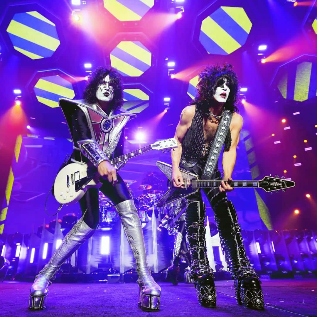 KISSのインスタグラム：「#EDMONTON! You're NEXT! Let's get crazy tonight! Make some noise!! #EndOfTheRoadTour @rogersplace」