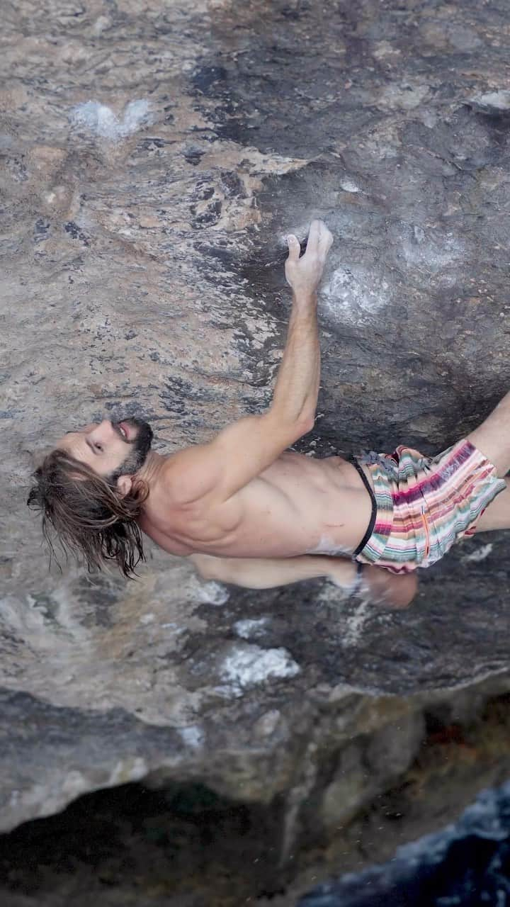 クリス・シャーマのインスタグラム：「@chris_sharma just made the first ascent of Black Pearl, a wild cave line in Mallorca he’s been trying off and on for the last four years, and it could be his hardest psicobloc route yet. Our crew was there to capture the historic send - here’s a quick peek at the sick crux sequence… 🎥: @brettlowell  #psicobloc #deepwatersolo #freesolo #firstascent #sendit #whipper #dyno #climbing #rockclimbing #GOAT」