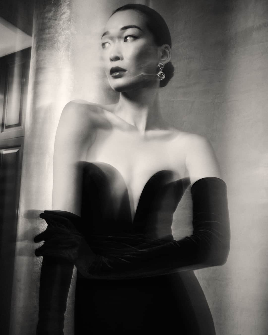 BCBGマックスアズリアのインスタグラム：「Plunging necklines   Shop on bcbg.com #BCBGMAXAZRIA」