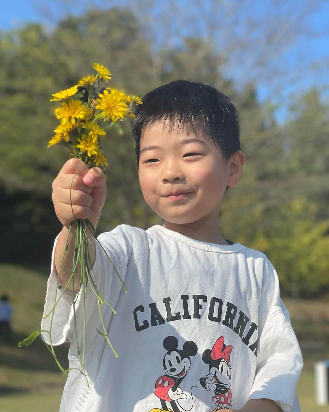 星野涼子さんのインスタグラム写真 - (星野涼子Instagram)「青空ピラティス②  子供たちも一緒に行って、 走ったり花摘んだりお友達とお菓子食べたり❤️  #青空　#ピラティス　#子育て　#育児　#4歳 #2歳 #男の子ママ　#sky #bluesky #하늘 #필라테스 #아들 #아들맘 #아들스타그램 #overjoyed #steviewonder #kingsreturn #キムラタン　#しまむら購入品 #rela #ディズニー　#ミッキー　#ミニー」11月11日 5時45分 - ryoko.hoshino