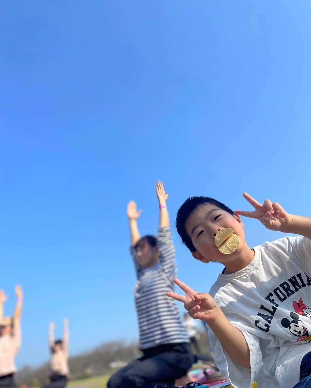 星野涼子さんのインスタグラム写真 - (星野涼子Instagram)「青空ピラティス②  子供たちも一緒に行って、 走ったり花摘んだりお友達とお菓子食べたり❤️  #青空　#ピラティス　#子育て　#育児　#4歳 #2歳 #男の子ママ　#sky #bluesky #하늘 #필라테스 #아들 #아들맘 #아들스타그램 #overjoyed #steviewonder #kingsreturn #キムラタン　#しまむら購入品 #rela #ディズニー　#ミッキー　#ミニー」11月11日 5時45分 - ryoko.hoshino