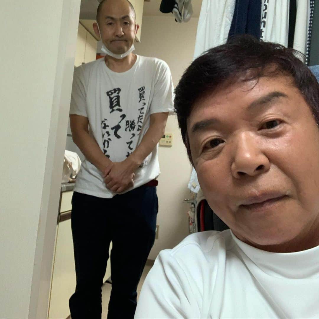 村上ショージのインスタグラム：「昨夜は久しぶりにベンが掃除をしに来てくれました。ベンももう48になるのかな？頑張っているんですがね^_^」