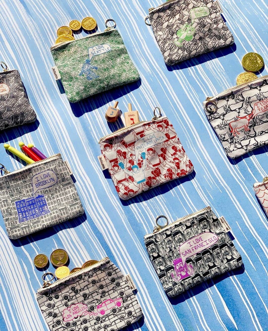 マップトートのインスタグラム：「✨Hanukkah Gifting with Maptote!✨ From our adorable pouches to our playful stickers, you'll find something for all eight nights! 🎁✨💙 Head over to our website to explore our wide range of options and make this Hanukkah extra special! 🕎💫」