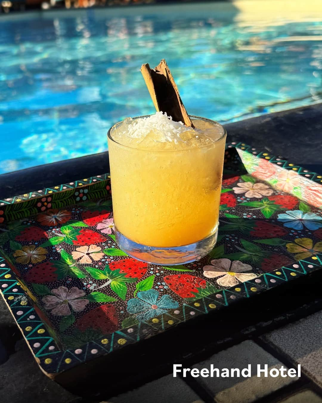 Eater LAさんのインスタグラム写真 - (Eater LAInstagram)「When it comes to Golden Hour, that window before the sun sets and the sky turns a golden hue, only a few bars and restaurants across the city are pouring specialty cocktails to savor the moment.   The Chivas Gold Rush, made with Chivas XV 15-year-old whisky, lemon juice, and honey, is a drink that evokes the feeling of Golden Hour. Take a sip, unplug from the day’s hustle, and connect with the people in front of you.   Regardless of the time of day, these bars and restaurants are serving the Gold Rush cocktail, or their own take on it. Tap the link in bio to see where in LA you can be transported to that blissful state of mind. @chivasregalusa #ad」11月11日 6時05分 - eater_la