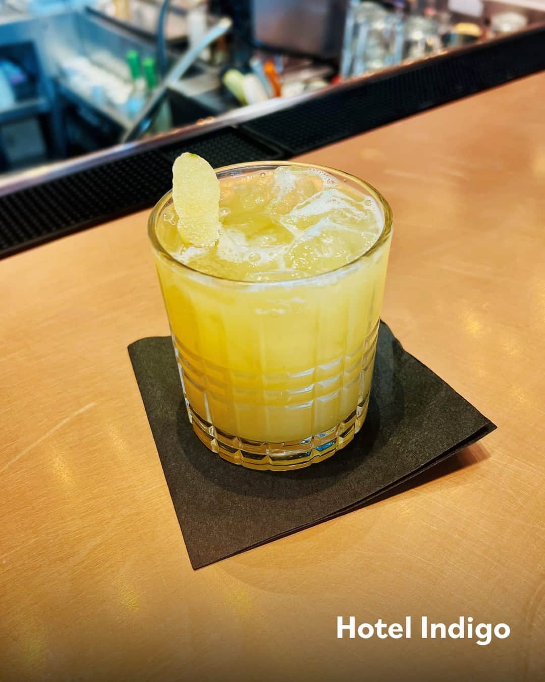 Eater LAさんのインスタグラム写真 - (Eater LAInstagram)「When it comes to Golden Hour, that window before the sun sets and the sky turns a golden hue, only a few bars and restaurants across the city are pouring specialty cocktails to savor the moment.   The Chivas Gold Rush, made with Chivas XV 15-year-old whisky, lemon juice, and honey, is a drink that evokes the feeling of Golden Hour. Take a sip, unplug from the day’s hustle, and connect with the people in front of you.   Regardless of the time of day, these bars and restaurants are serving the Gold Rush cocktail, or their own take on it. Tap the link in bio to see where in LA you can be transported to that blissful state of mind. @chivasregalusa #ad」11月11日 6時05分 - eater_la