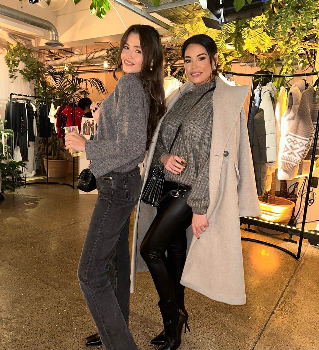 Jessica Wrightさんのインスタグラム写真 - (Jessica WrightInstagram)「When you unintentionally match with your sis 🩶 gorgeous evening with @fandfclothing last night. Full fit of course @fandfclothing #makesfashionsense」11月11日 5時57分 - jesswright77