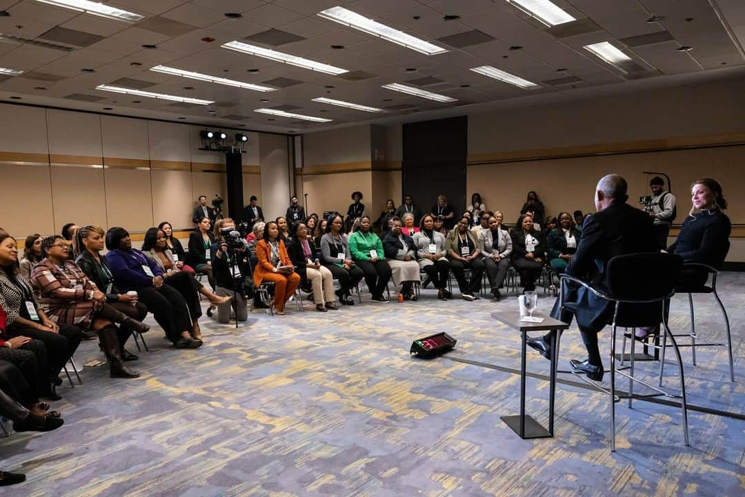 Barack Obamaさんのインスタグラム写真 - (Barack ObamaInstagram)「In Chicago, I got to spend time with grassroots leaders from our @GirlsOpportunityAlliance Network who are learning from each other and finding new ways to create even more opportunities for girls in this city that we love.  I also had the chance to hear more about the work that folks in our @MBK_Alliance Network are doing to transform the lives of young men and the communities they live in.  Michelle and I are proud of the work these groups are doing, and the difference they’ll make for generations to come.」11月11日 6時04分 - barackobama