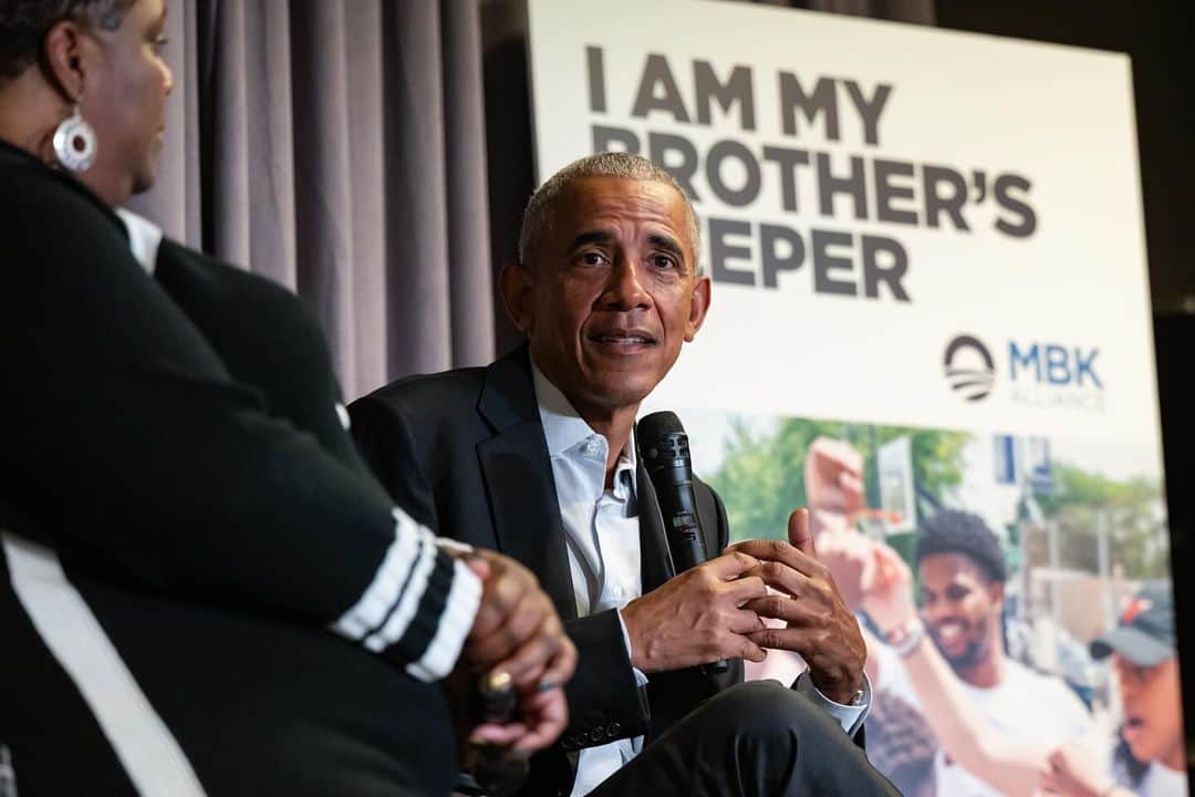Barack Obamaのインスタグラム：「In Chicago, I got to spend time with grassroots leaders from our @GirlsOpportunityAlliance Network who are learning from each other and finding new ways to create even more opportunities for girls in this city that we love.  I also had the chance to hear more about the work that folks in our @MBK_Alliance Network are doing to transform the lives of young men and the communities they live in.  Michelle and I are proud of the work these groups are doing, and the difference they’ll make for generations to come.」