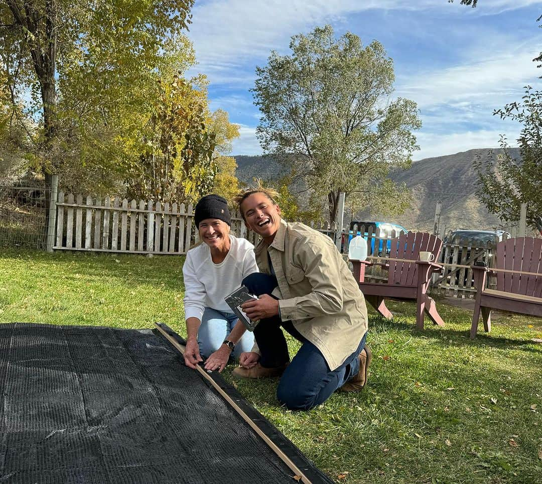 コートニー・コンローグさんのインスタグラム写真 - (コートニー・コンローグInstagram)「Spending time helping my grandma on her property with my mom. It’s was an amazing week Learning how to install insulation, use the foamy insulation, making blinds for the greenhouse, doing dump runs, and controlled burns and everything in between. So many laughs and good times and we prepped her for winter.」11月11日 6時13分 - courtneyconlogue