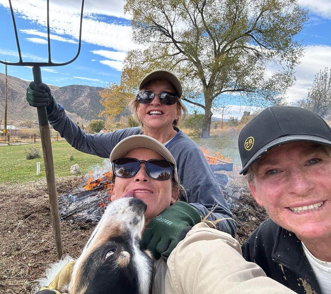 コートニー・コンローグのインスタグラム：「Spending time helping my grandma on her property with my mom. It’s was an amazing week Learning how to install insulation, use the foamy insulation, making blinds for the greenhouse, doing dump runs, and controlled burns and everything in between. So many laughs and good times and we prepped her for winter.」