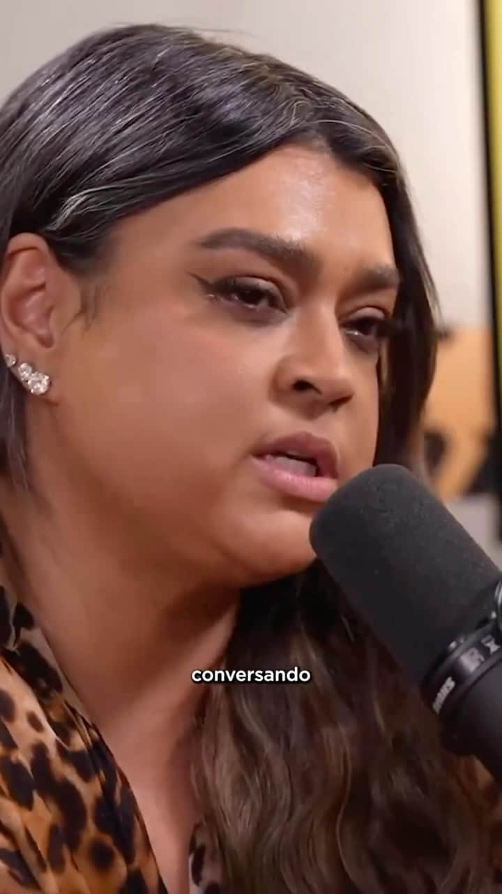 Preta Gilのインスタグラム：「Eu cheguei até aqui, não foi fácil, não é fácil, mas estou viva e por isso sou grata! 🙏🏽   Vamos viver o hoje, o aqui, o agora! Papo muito maravilhoso com meus novos amigos @mitico e @igao para o @podpah!」