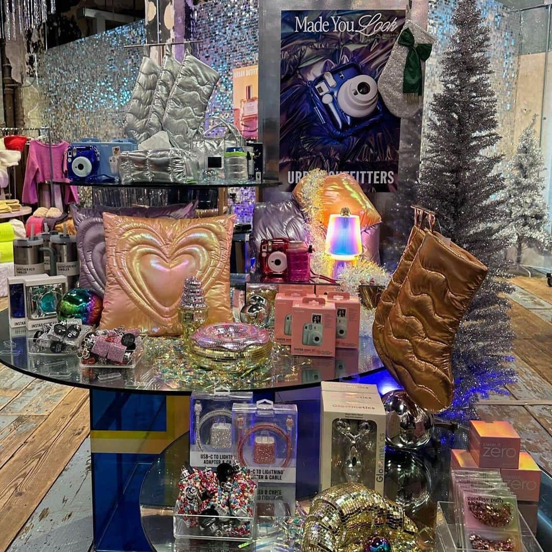 Urban Outfittersさんのインスタグラム写真 - (Urban OutfittersInstagram)「In case you missed it the UO Gift shop is open 🎁」11月11日 6時17分 - urbanoutfitters