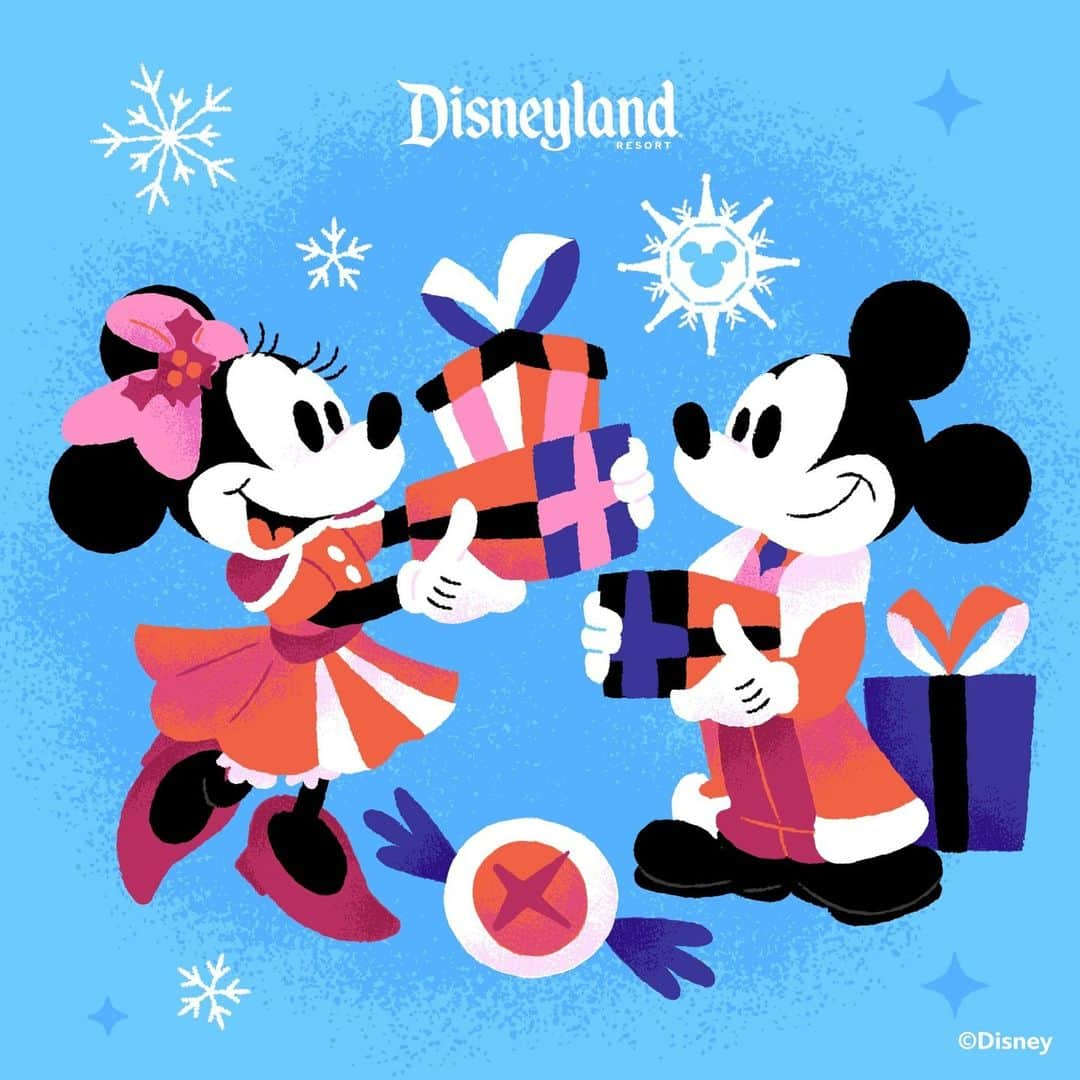 ディズニーランドさんのインスタグラム写真 - (ディズニーランドInstagram)「IT’S TIME! 📆🎁🎄 Holidays have officially begun at the Disneyland® Resort! Tag the main character in your life to check out this jolly list of holiday picks for the season.  Tickets and Park reservations required」11月11日 6時19分 - disneyland