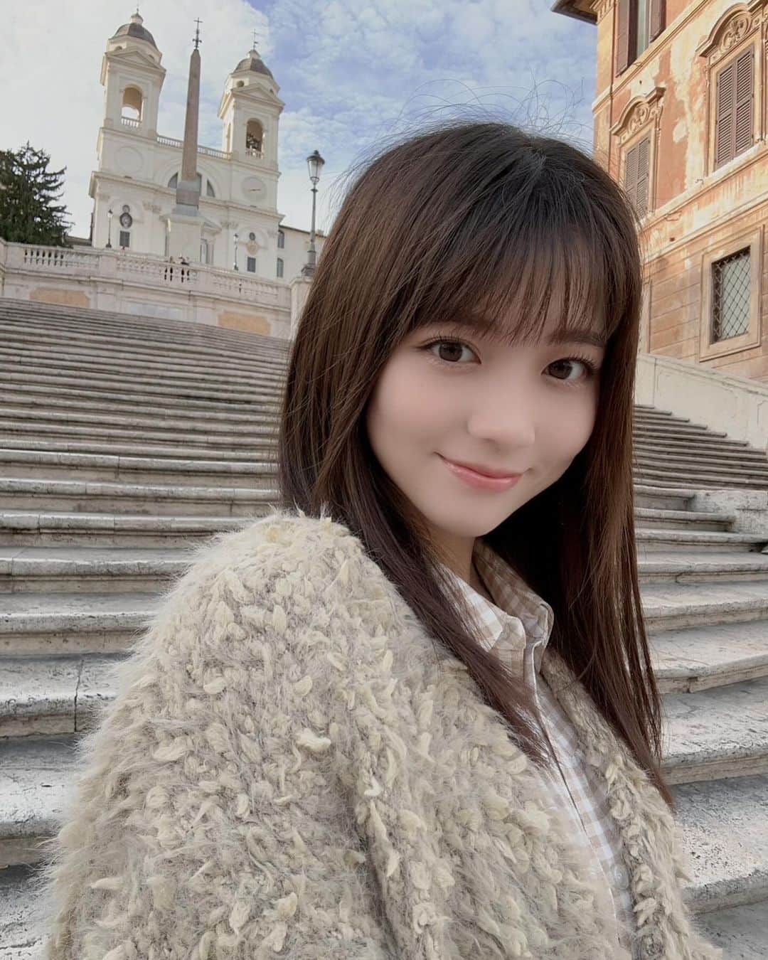 せきぐちりさのインスタグラム：「ローマの休日で有名なスペイン広場。 ジェラート🍨絶対食べようと思っていたら、お店は開いてたけど朝早すぎてジェラートはまだ売ってなかった🫠💦 ジェラート食べてる写真撮りたかったなぁ🫠  でも人は少なくて写真は撮りやすかった✌🏻📷  ⁡‥‥‥‥‥‥‥‥‥‥‥‥‥‥‥‥‥‥‥‥‥‥‥‥ ルクセンブルク🇱🇺在住。19歳。 ルクセンブルクやヨーロッパの旅行写真たくさん載せてるので是非みてね📸 @risa_s_lisa  ⚠️配信アプリが変わりました！ 毎日23時ごろから『ポコチャ』で配信してます。 ※プロフィールのリンクからフォローお願いします🙇‍♀️ ‎‥‥‥‥‥‥‥‥‥‥‥‥‥‥‥‥‥‥‥‥‥‥‥‥」