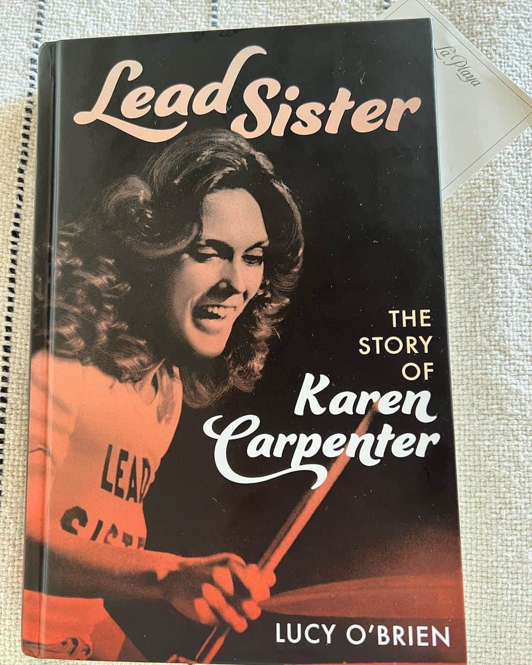 エイミー・セダリスのインスタグラム：「Very hard to put down even on a turbulent flight #leadsister #karencarpenter #thecarpenters by @lucyobrien61」