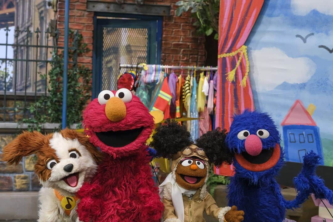 セサミストリートさんのインスタグラム写真 - (セサミストリートInstagram)「54 years ago today, Sesame Street premiered to help children grow stronger, smarter and kinder. Thank you for being a part of what makes our street special! What's your favorite Sesame Street memory? #SesameStreetDay」11月11日 6時21分 - sesamestreet