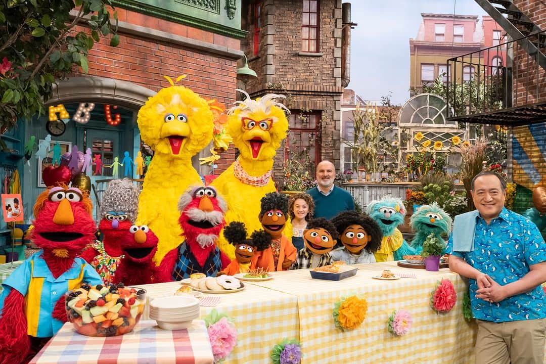 セサミストリートさんのインスタグラム写真 - (セサミストリートInstagram)「54 years ago today, Sesame Street premiered to help children grow stronger, smarter and kinder. Thank you for being a part of what makes our street special! What's your favorite Sesame Street memory? #SesameStreetDay」11月11日 6時21分 - sesamestreet