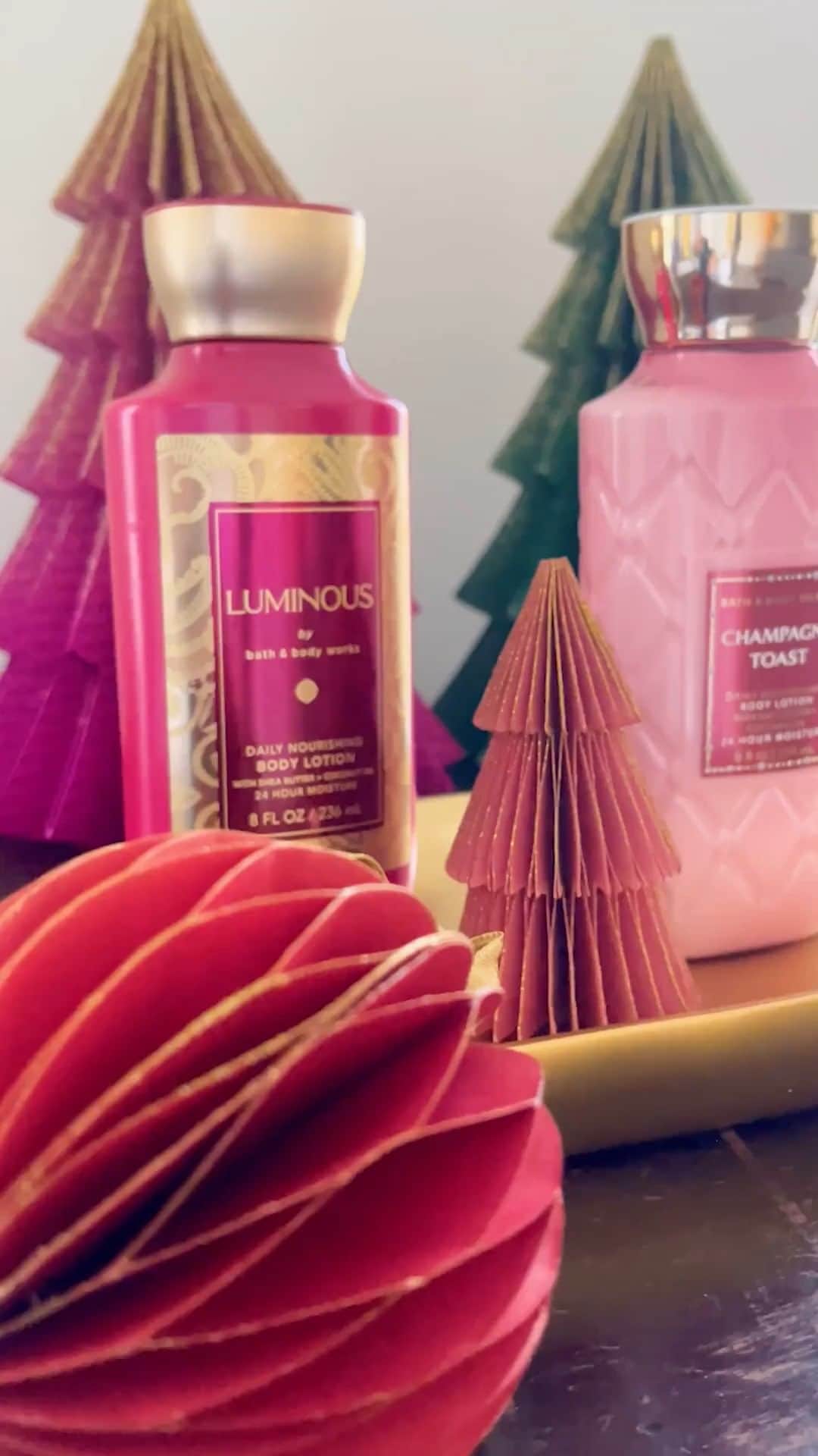 Bath & Body Worksのインスタグラム：「🚨 STARTING TOMORROW (Nov 11)! 🚨 ALL Body Lotion $3.95 + ALL Body Cream $4.95! 🙀 @ your shopping bestie to spread the word! Details below⤵  🗓️ NOV 11-12 😍Over 50 Fragrances to LOVE  🛍️ In Stores + 💻 Online」