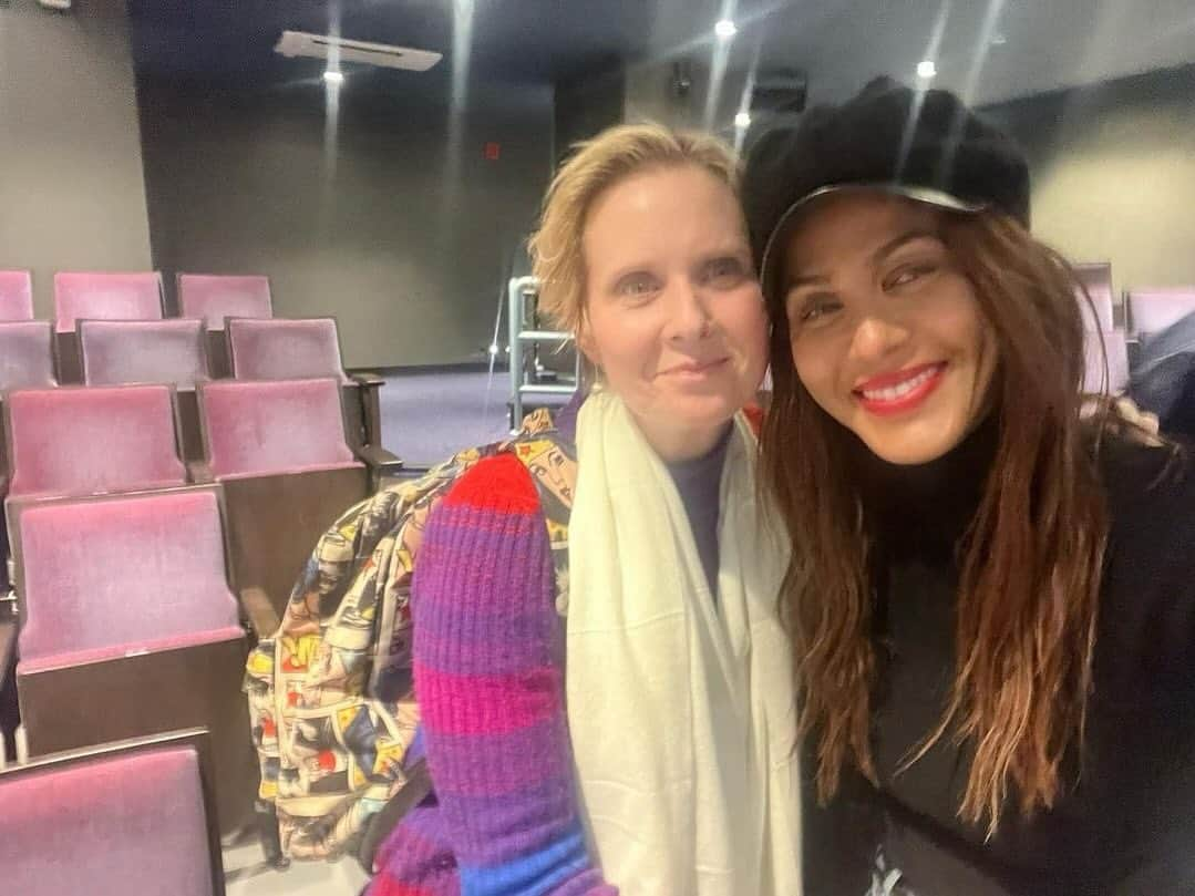 シンシア・ニクソンのインスタグラム：「Last night, Christine and I went to see @NicoleAriParker in this extraordinary new play. I have always been a big Nicole fan but after seeing her in #TheRefugePlays in which she plays the same achingly beautiful character as a teenager, a woman in middle age and a great grandmother, my main question is: “is there anything this woman cannot do?!?” ❤️🌟」