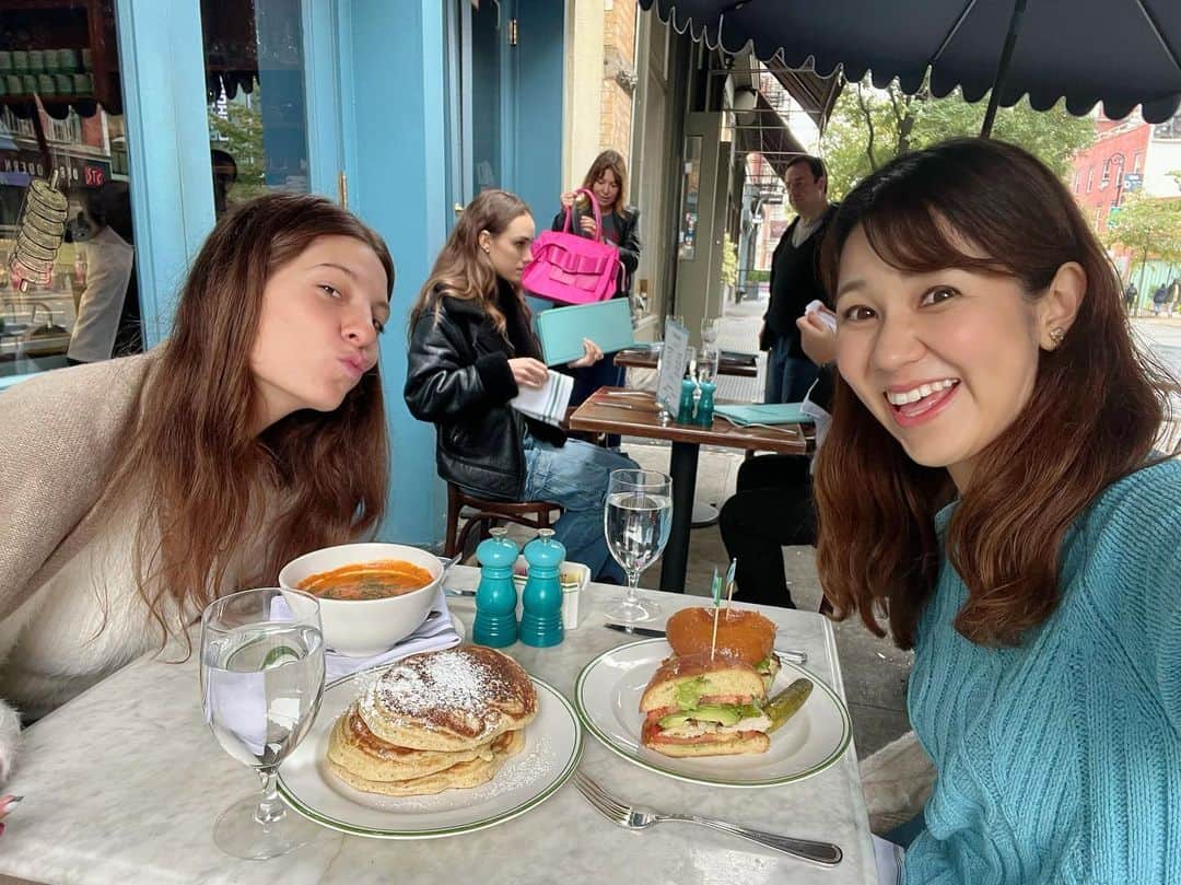 荒木優里さんのインスタグラム写真 - (荒木優里Instagram)「🩷 AnaとSOHO散策😄❣️  まずはSadelle's New Yorkでハンバーガーとパンケーキを😋🍴 外の席で食べられるギリギリの気温🥹🥹 これからどんどん寒くなるから しっかり中の席を予約しなくちゃだ🤔💦  Glossierなど小さめのかわいいお店がたくさんあって 寄り道しつつ、お散歩🚶‍♀️💕  ラストはmamanでお茶🫖 最近は抹茶ラテをよく頼むようになりました😁🍵 渡米してからの方が 日本の味がより好きになった気がする🥰  寒くなるけど、やりたいことは全部やるつもりで 駆け回るぞーっっ💓  #soho #sadelles #glossier #maman #アメリカ生活 #アメリカ暮らし #ニューヨーク #ニューヨーク生活  #ニューヨーク暮らし #ニューヨーク在住 #Newyork #NYC #NY #アメリカ在住日本人 #帯同妻 #渡米記録 #海外生活 #travel #trip #旅行好き #アナウンサー #フリーアナウンサー #荒木優里 #荒木優里のゆるりアメリカ生活」11月11日 6時26分 - yuriaraki0726