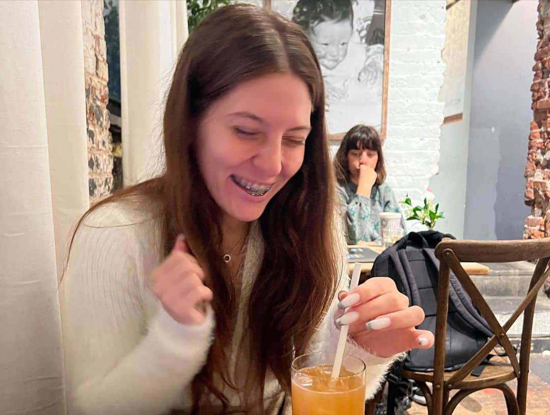荒木優里さんのインスタグラム写真 - (荒木優里Instagram)「🩷 AnaとSOHO散策😄❣️  まずはSadelle's New Yorkでハンバーガーとパンケーキを😋🍴 外の席で食べられるギリギリの気温🥹🥹 これからどんどん寒くなるから しっかり中の席を予約しなくちゃだ🤔💦  Glossierなど小さめのかわいいお店がたくさんあって 寄り道しつつ、お散歩🚶‍♀️💕  ラストはmamanでお茶🫖 最近は抹茶ラテをよく頼むようになりました😁🍵 渡米してからの方が 日本の味がより好きになった気がする🥰  寒くなるけど、やりたいことは全部やるつもりで 駆け回るぞーっっ💓  #soho #sadelles #glossier #maman #アメリカ生活 #アメリカ暮らし #ニューヨーク #ニューヨーク生活  #ニューヨーク暮らし #ニューヨーク在住 #Newyork #NYC #NY #アメリカ在住日本人 #帯同妻 #渡米記録 #海外生活 #travel #trip #旅行好き #アナウンサー #フリーアナウンサー #荒木優里 #荒木優里のゆるりアメリカ生活」11月11日 6時26分 - yuriaraki0726