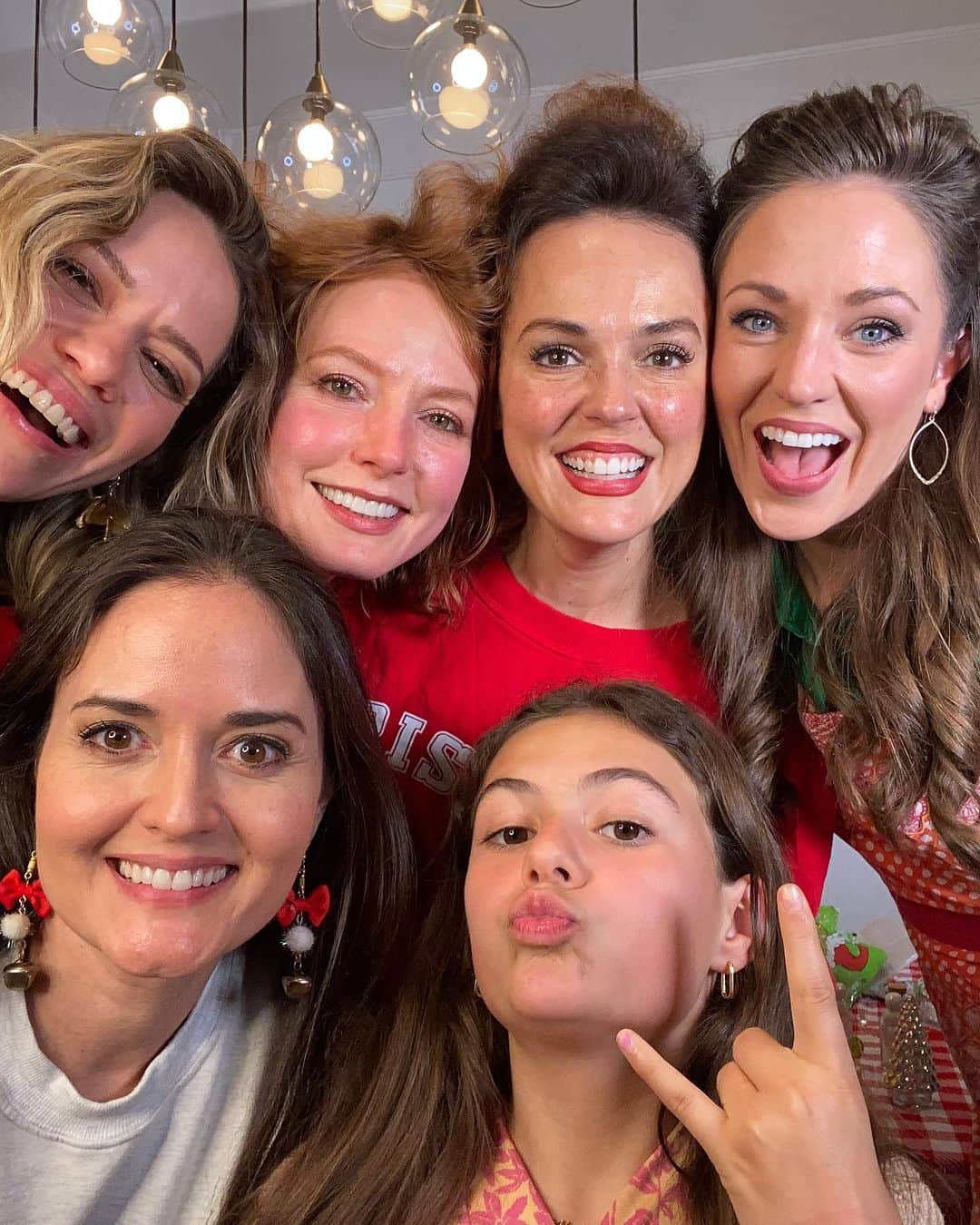 アリシア・ウィットさんのインスタグラム写真 - (アリシア・ウィットInstagram)「it’s been a lovely reunion this last few hours with some beautiful people here in nashville, tennessee!   we’ve all gathered in my adopted hometown for 2 excellent and crazy-fun causes - last night, raising money to help make the holidays brighter for kids in need, and sunday night, a dance party to benefit alzheimer’s research!!   1. this morning taping an appearance on today’s Today in Nashville @todayinnashville with @theerincahill to spread the word far and wide about sunday’s event @dance.to.end.alz (general admission tickets still available!! link in my bio). i’m thrilled to be joining the lineup of artists performing hits from the early 2000’s with a kickass band - come in 2000s regalia and let’s dance the night away at @wildhorsesaloon downtown for an incredible cause!!   2. the 2nd annual Gingerbread House Contest was a smashing success benefitting @christmasisnotcancelled - erin and i were Team Grinch and we created what i humbly believe is a Grinchy Masterpiece. may i draw your attention to the self-portrait hanging above the door? the gingerbread men sacrifice on the eaves? the ‘merry’ sign that has been scribbled out and placed askew on the door, so that none shall mistake the abode as a place of glad christmassy tidings? the snow that lays piled in (coconutty) drifts, unshoveled, so as to keep the approach as appropriately treacherous as possible? 🤪   3. smiles x 6 :) @danicamckellar @msbethanyjoylenz @lauraosnes @theerincahill    4. danica, joy and laura created this Royal Gingerbread House - complete with mini cone features dusted with snow, which are exceptionally regal indeed. (her movie A Royal Christmas comes out in a few weeks!!)  5. sweet girls!! i loved getting to spend time with them. and so excited we all will be together again this sunday!!  6. the gang’s all here!! it was impossible to get a shot with all of us looking up but i triiiiiiied 7. see y’all sunday!! @kimberlywilliamspaisley @ashleywilliamsandcompany @nikdeloach」11月11日 6時27分 - aliciawitty