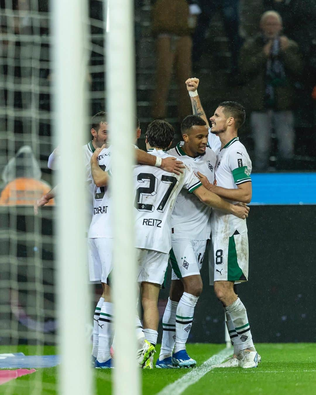 ユリアン・ヴァイグルのインスタグラム：「Freitag Abend im Park 😍⚫️⚪️🟢 @borussia」