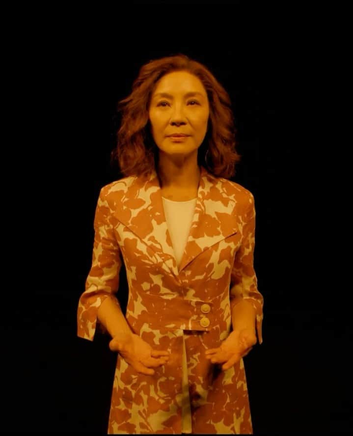 ハリウッド・リポーターのインスタグラム：「#MichelleYeoh is balancing a criminal underworld with parenting duties in the first look at 'The Brothers Sun.'⁠ ⁠ The Netflix series stars Yeoh as Eileen Sun, a shrewd and savvy woman who built a life for herself and her youngest son, Bruce (Sam Song Li), after leaving the world of Taiwan’s gangsters and crime behind. But years after settling in Los Angeles, her past catches up with her with the return of her eldest son, Charles (Justin Chien). Hit the link in bio to see the first look at the series.」