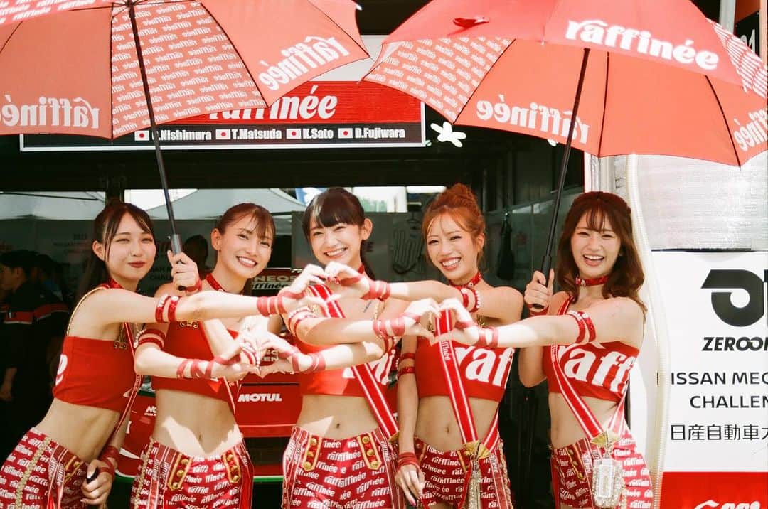 のインスタグラム：「ＥＮＥＯＳ スーパー耐久シリーズ2023 Supported by BRIDGESTONE 第7戦 S耐ファイナル 富士4時間レース with フジニックフェス🍖  #TEAMZEROONE を応援する #raffineeLady として参加します🗻 相沢は26号車担当に変更になりました🙇‍♀️  今シーズン最終戦！ 悔いなく終えられますように 全力応援お付き合いお願いします☺️  10:55～11:35　ピットウォーク 13:00～13:55  サイン会(物販ブース) 13:20～14:10　予選（Aドライバー） 14:05～14:35　ラフィーネステージ 14:20～15:05　予選（Bドライバー） 15:00～16:00  公開配信YouTube(クリスタルルーム) 15:35～16:05　予選（Cドライバー） 16:15～16:35　予選（Dドライバー）」