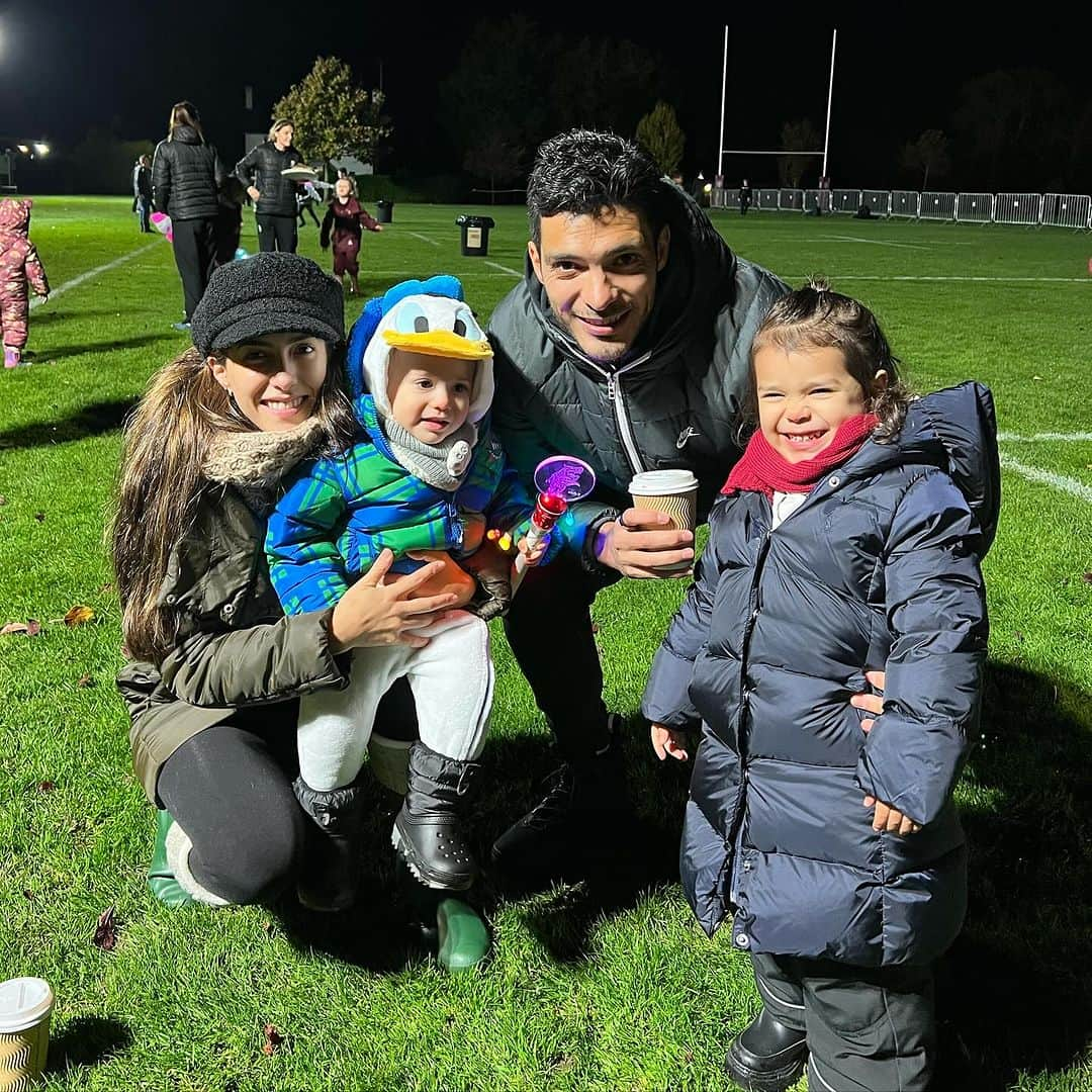 ラウール・ヒメネスのインスタグラム：「Noche de fuegos artificiales 🎆🎇 en familia! 😍👨‍👩‍👧‍👦 #fireworks #family #london @danielabassom」