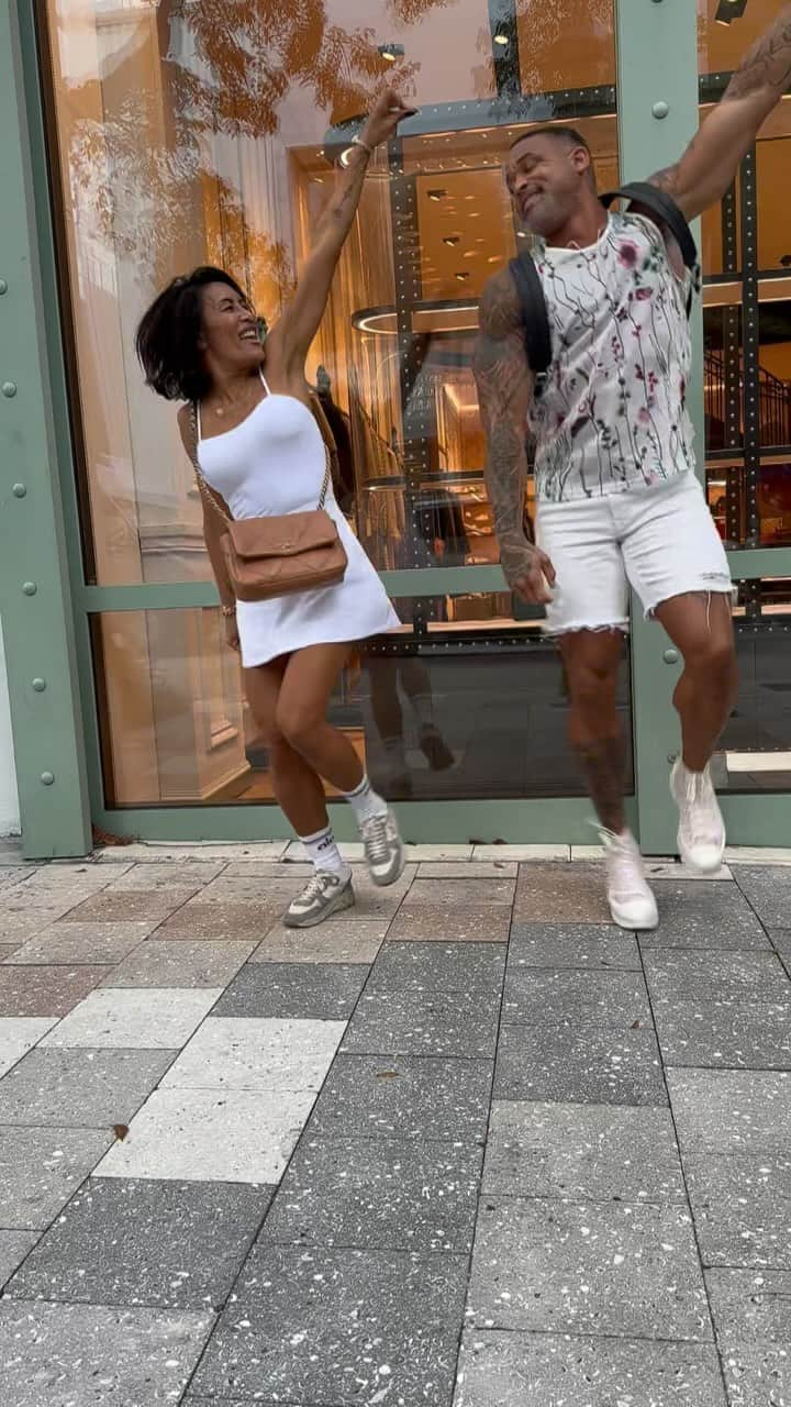 ショウン・トンプソンのインスタグラム：「🎂 Birthdays celebrations are for dancing in the streets!  @officialtaniabaron is turning 50 so we are turning up!!! #birthday #family」