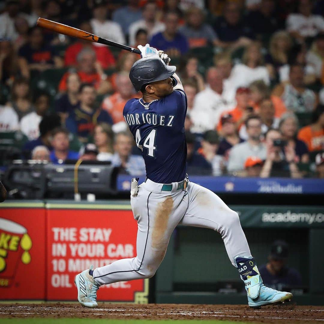 シアトル・マリナーズさんのインスタグラム写真 - (シアトル・マリナーズInstagram)「@mlb record 17 hits in 4 games.     Just Silver Slugger things. Just @jrodshow44 things.」11月11日 6時41分 - mariners