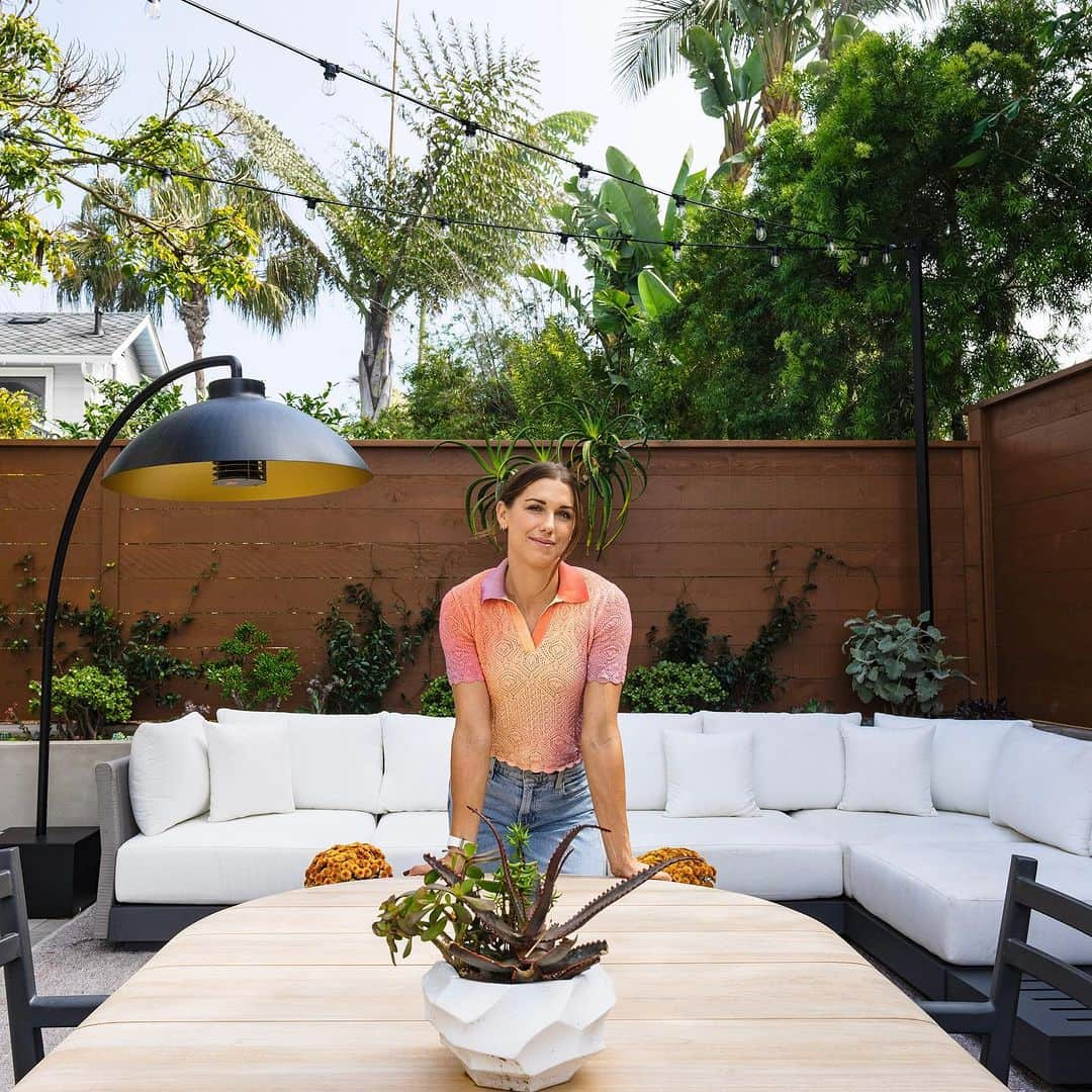 アレックス・モーガンのインスタグラム：「The patio is officially our favorite getaway😆 Thanks to @arhaus for keeping us cozy! #myarhaus」