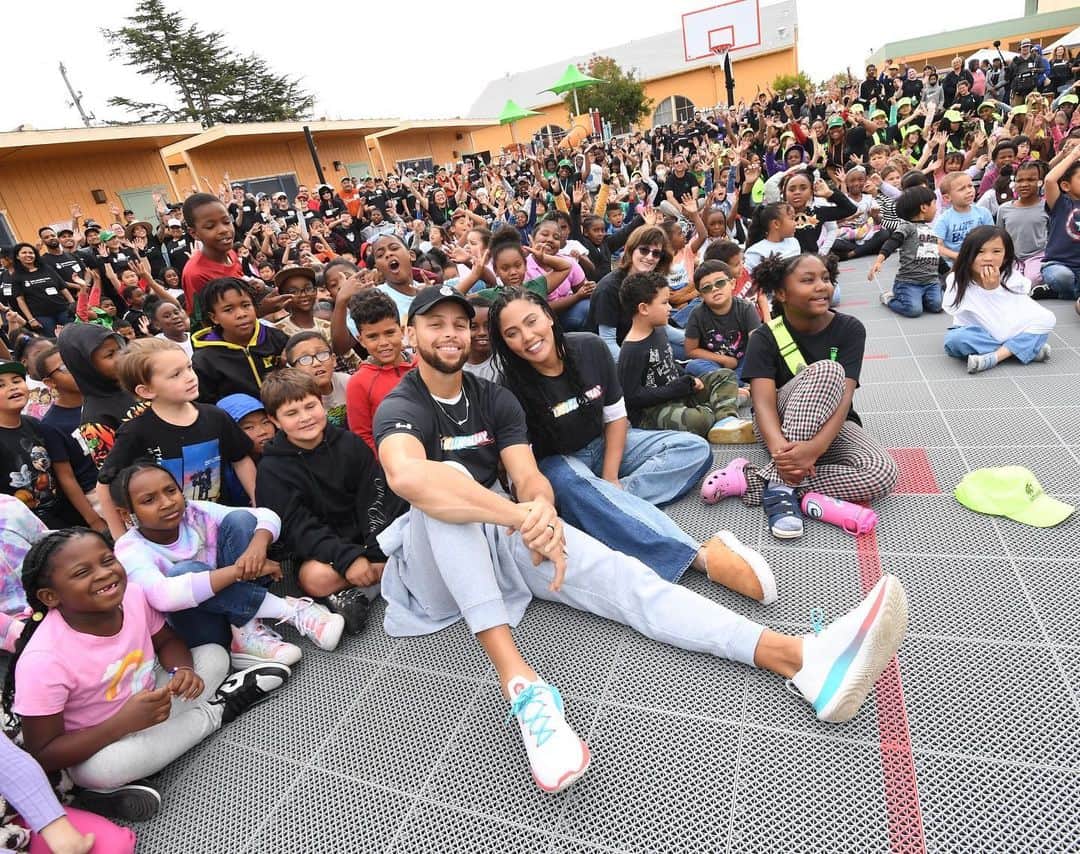 ステフィン・カリーのインスタグラム：「And that’s a wrap on @eatlearnplay schoolyard builds for 2023! We finished our sixth and final build of the year this week with the awesome community at Laurel Elementary in #Oakland. Thanks to our incredible partners @kaboom and @ousdnews, the continued generous support of the Bhusri family, and our entire community of volunteers and supporters, the @laurellions now have a new kid-designed play structure, 2 multi-sport courts, nature exploration area, 22 newly planted trees, and beautiful murals.   These six new schoolyards mean that nearly 3,000 students will have high-quality, safe, joyful places to play and be active, and this is just the beginning! Over the next three years, Eat. Learn. Play. will complete 25 schoolyards at Oakland elementary schools as part of our commitment to bring additional resources and support to Oakland students. We got you, Oakland!」
