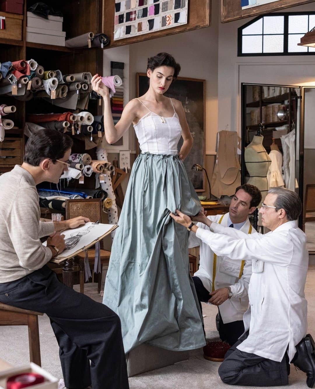 ELLE DKのインスタグラム：「Næsten præcis et år efter den virale #Balenciaga-skandale har Disney+ nu annonceret dramaserien 'Christóbal Balenciaga' om den legendariske designer, der i 1918 stiftede modehuset og senere skulle blive en af sin tids mest prominente modeskabere. ⁠ ⁠ Dermed rejser spørgsmålet sig, om serien kan give Balenciaga ny vind i sejlene ovenpå et år, hvor luksusmærket har skulle genfinde sit fodfæste? Læs med via link i bio, og bliv klogere på den nye modeserie. ⁠ Foto: Disney+」