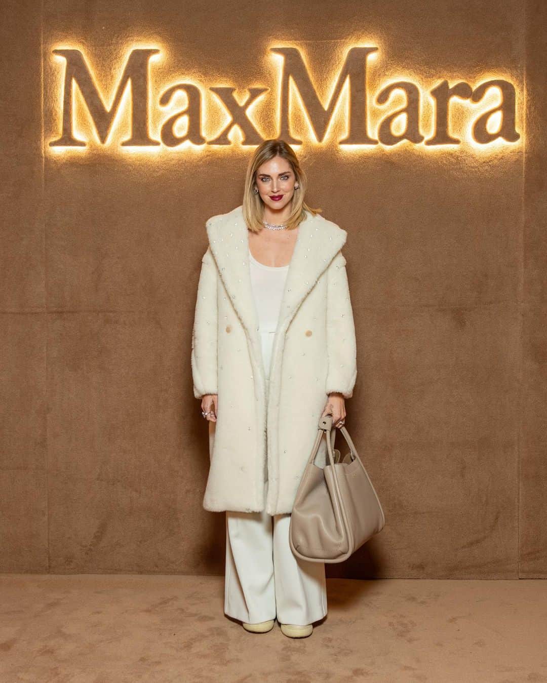 キアラ・フェラーニさんのインスタグラム写真 - (キアラ・フェラーニInstagram)「Congratulations @mjgiuls and all of @maxmara’s team for celebrating 10 years since the launch of the iconic Teddy Coat 🧸 It’s definitely one of my favorite Winter coats and it’s the most comfy, warm and stylish coat that you could ask for 🤍 For this event I was wearing a special one in white with all-over rhinestones ✨ #adv #MaxMaraTeddyTen」11月11日 17時45分 - chiaraferragni