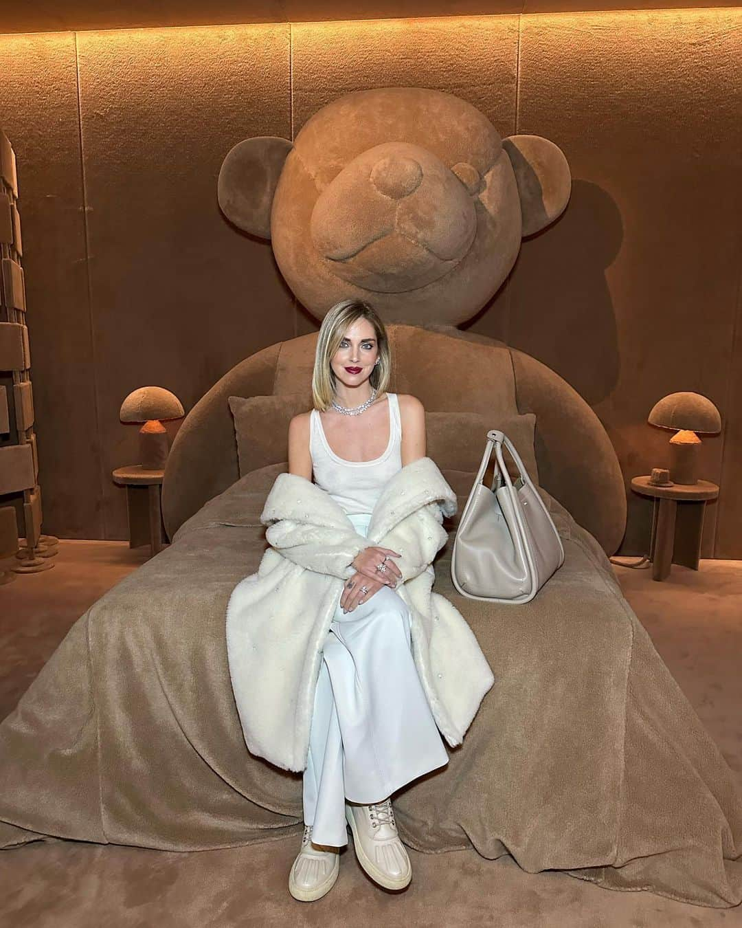 キアラ・フェラーニのインスタグラム：「Congratulations @mjgiuls and all of @maxmara’s team for celebrating 10 years since the launch of the iconic Teddy Coat 🧸 It’s definitely one of my favorite Winter coats and it’s the most comfy, warm and stylish coat that you could ask for 🤍 For this event I was wearing a special one in white with all-over rhinestones ✨ #adv #MaxMaraTeddyTen」