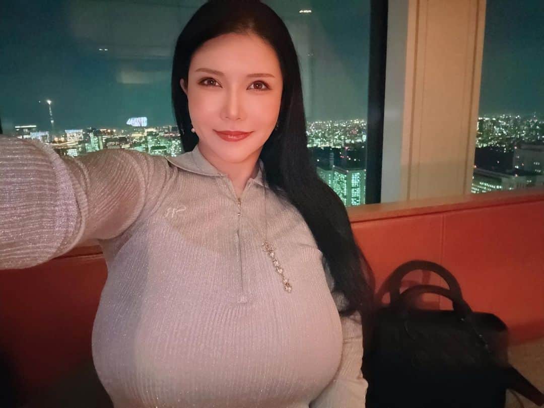 沖田杏梨さんのインスタグラム写真 - (沖田杏梨Instagram)「🤳自撮り レコーディングスタジオとアンダーズ 私の場合、胸まで顔なのでちょっと首の上の方向の顔が遠くなります。  🤳 Selfies. At the Recording studio and Anders Tokyo restaurant. In my case, my face is up to my chest, so my face is a bit far away in the direction of the top of my neck.」11月11日 17時53分 - anri_okita